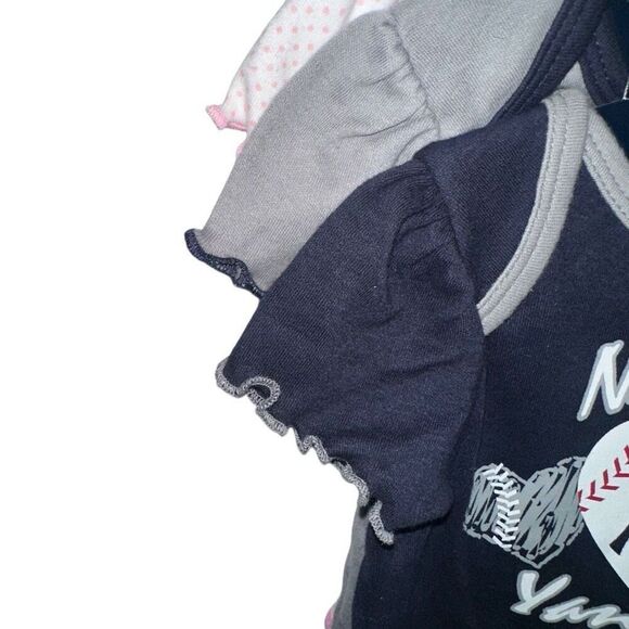 MLB New York Yankees 3-6M 3 piece Onesie set NWT - Picture 3 of 7